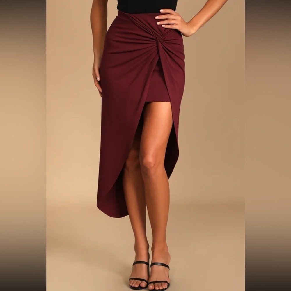 Lulu’s Put a Spin On It Burgundy Twist-Front
High-Low Midi Skirt size m